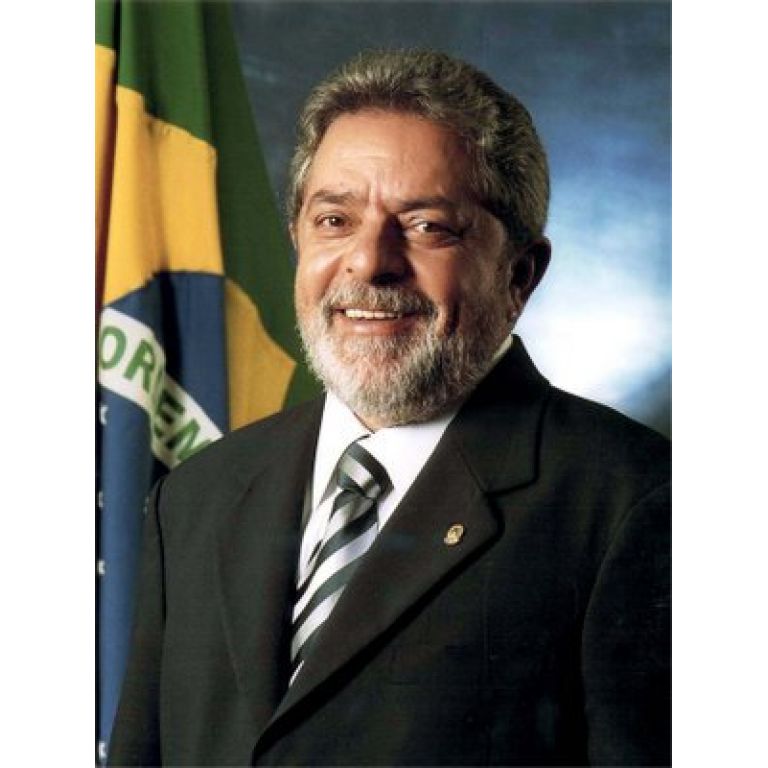 Lula estudia regalar 11 millones de telfonos mviles a los pobres.