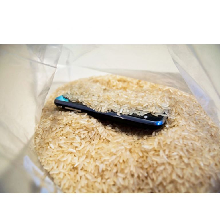 Nokia asegura que lo mejor para secar un telfono es sumergirlo en arroz.